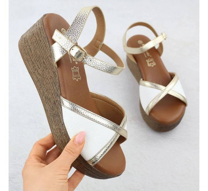 Dámské sandály na platformě bílé a zlaté model 21904971 - S.Barski