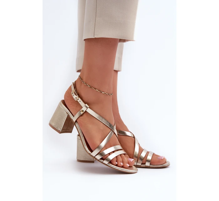 Sametové sandály na nízkém podpatku model 21661305 Zlaté - Maciejka