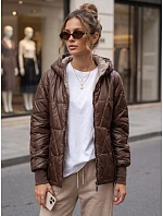 Kurtka damska przejściowa pikowana z kapturem brązowa model 22358079 - FashionStreet Kurtka damska przejściowa pikowana z kapturem brązowa model 22358079 - FashionStreet