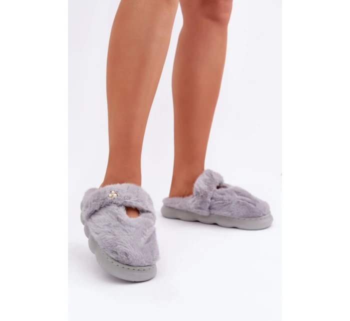 Futrzane Kapcie Z Małą Broszką Szare Primaria