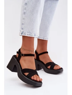 Sandále na podpätku model 225108 Vykročte štýlovo