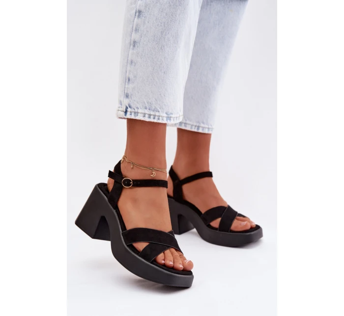 Sandále na podpätku model 225108 Vykročte štýlovo