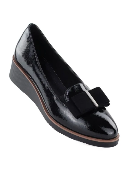 Dámske vysoké lakované čierne poltopánky Vinceza 58630