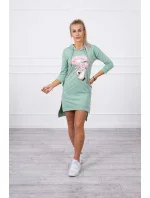 Šaty s delšími zády a barevným potiskem tmavě mátové barvy