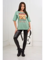 model 18746368 tmavě mátová halenka s potiskem - K-Fashion model 18746368 tmavě mátová halenka s potiskem - K-Fashion