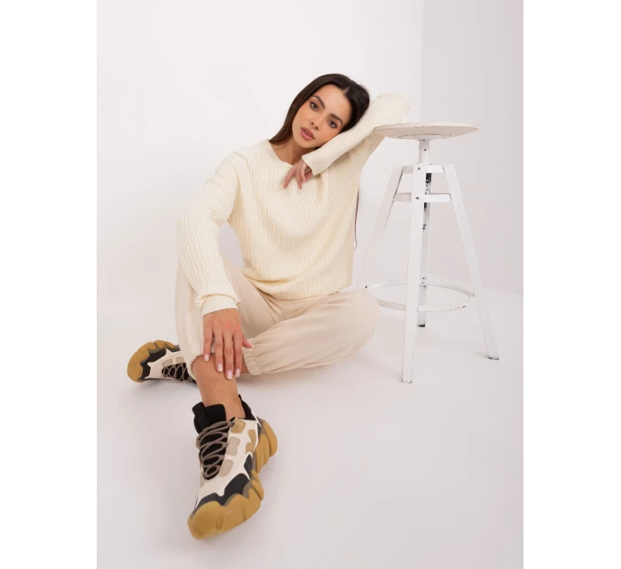 Sweter AT SW model 20218515 jasny beżowy - FPrice Sweter AT SW model 20218515 jasny beżowy - FPrice