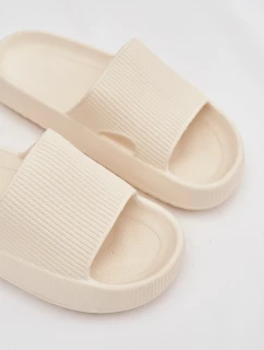 Dámske papuče na platforme s výrezom - ecru Ameira