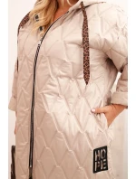 Dámska prešívaná bunda s kapucňou a nápisom HOPE v tmavobéžovej farbe Dámska prešívaná bunda s kapucňou a nápisom HOPE v tmavobéžovej farbe