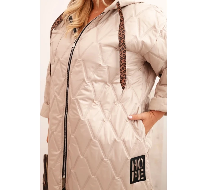 Dámska prešívaná bunda s kapucňou a nápisom HOPE v tmavobéžovej farbe Dámska prešívaná bunda s kapucňou a nápisom HOPE v tmavobéžovej farbe