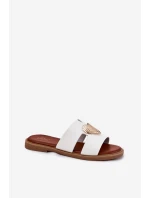 Dámské sandály na plochém podpatku se zlatou ozdobou bílé model 21697094 - EVENTO