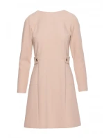 model 21319189 Šaty s ozdobnými knoflíky v pase béžové - STYLOVE model 21319189 Šaty s ozdobnými knoflíky v pase béžové - STYLOVE