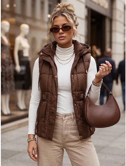 Kamizelka damska pikowana z kapturem brązowa model 22358236 - FashionStreet Kamizelka damska pikowana z kapturem brązowa model 22358236 - FashionStreet