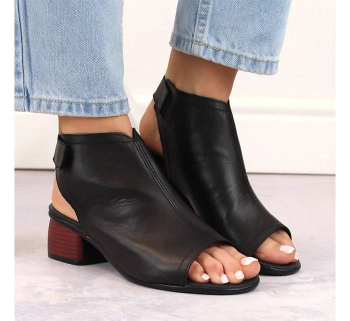 Pohodlné kožené sandále Remonte W RKR654