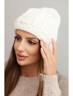 Dámská zimní čepice z vlny s copánkovým vzorem model 21750370 ecru - K-Fashion Dámská zimní čepice z vlny s copánkovým vzorem model 21750370 ecru - K-Fashion