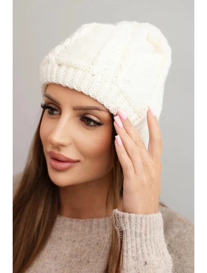 Dámská zimní čepice z vlny s copánkovým vzorem model 21750370 ecru - K-Fashion Dámská zimní čepice z vlny s copánkovým vzorem model 21750370 ecru - K-Fashion