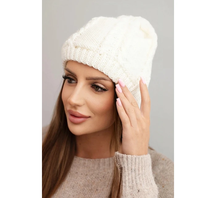 Dámská zimní čepice z vlny s copánkovým vzorem model 21750370 ecru - K-Fashion Dámská zimní čepice z vlny s copánkovým vzorem model 21750370 ecru - K-Fashion