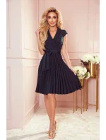 Dámské plisované šaty v lahvově zelené barvě s přeloženým obálkovým výstřihem model 17519739 - numoco Dámské plisované šaty v lahvově zelené barvě s přeloženým obálkovým výstřihem model 17519739 - numoco