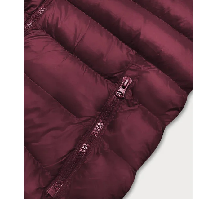 Krátká dámská prošívaná vesta v bordó barvě model 16279830 - J.STYLE Krátká dámská prošívaná vesta v bordó barvě model 16279830 - J.STYLE