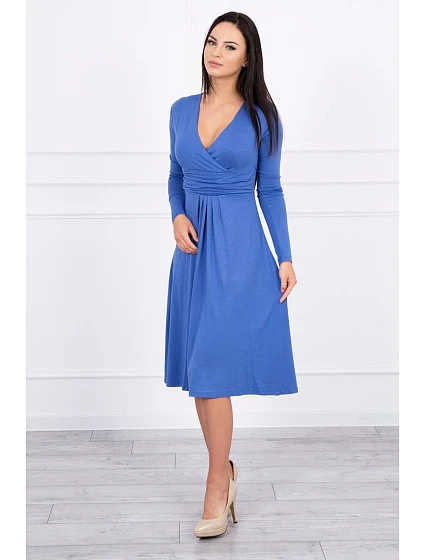 Šaty s výřezem pod prsy z džínoviny