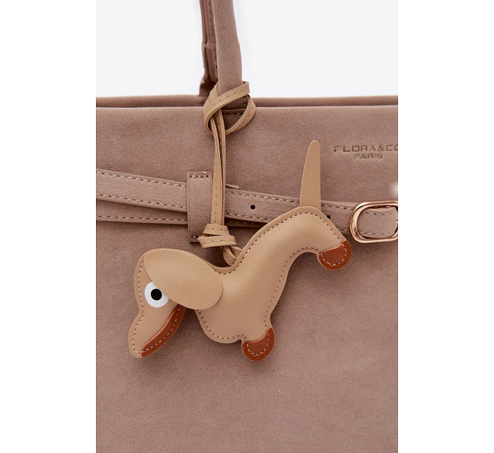 Kožená kabelka z imitace semiše s přívěskem jezevčík béžová Noellea