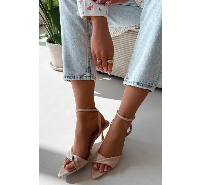 Sandále na podpätku model 226517 Vykročte štýlovo