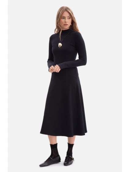 model 21379828 Žebrované midi šaty s asymetrickým pasem černé - BeWear