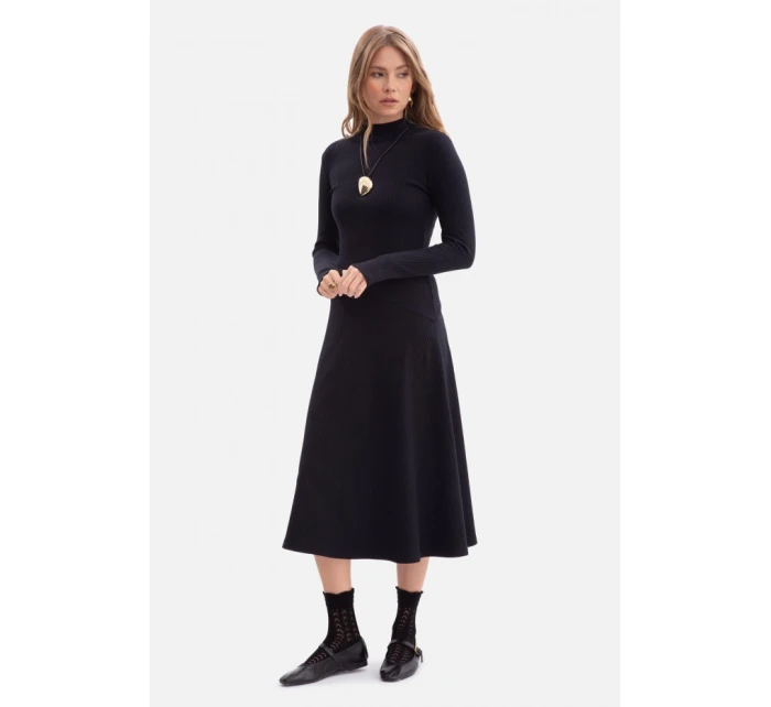 B299 Rebrované midi šaty s asymetrickým pásom - čierne