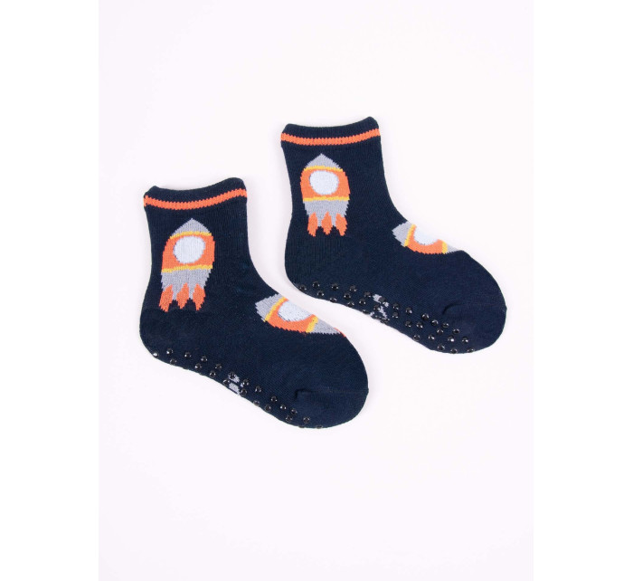 Yoclub Chlapčenské bavlnené ponožky proti pošmyknutiu s ABS vzorom Farby 3-pack SKA-0109C-AA3A-004 Viacfarebné