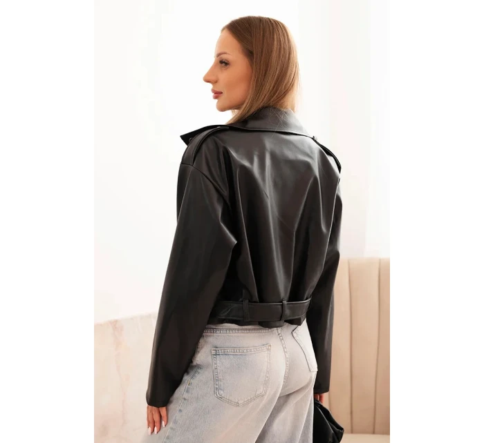 Dámská krátká bunda z eko kůže s páskem a límcem černá