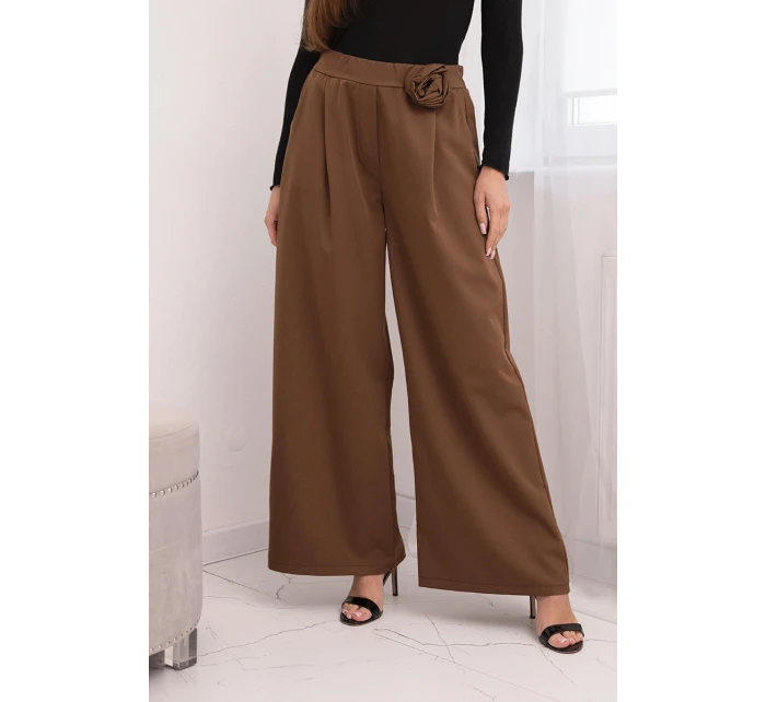 Dámské kalhoty elegantní se širokou nohavicí a ozdobným květem světle hnědé Dámské kalhoty elegantní se širokou nohavicí a ozdobným květem světle hnědé