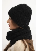 Dámska zimná čiapka a šál s ozdobným emblémom čierna