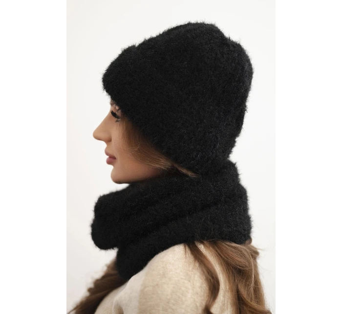 Dámska zimná čiapka a šál s ozdobným emblémom čierna