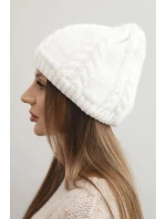 Dámská zimní čepice z vlny s copánkovým vzorem model 21750368 bílá - K-Fashion Dámská zimní čepice z vlny s copánkovým vzorem model 21750368 bílá - K-Fashion