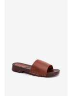 Dámské pantofle s přezkami na nízkém podpatku Camel model 21954688 - Boto Dámské pantofle s přezkami na nízkém podpatku Camel model 21954688 - Boto