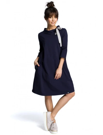 model 18001778 Oversized šaty s páskem na zavazování tmavě modré - BeWear model 18001778 Oversized šaty s páskem na zavazování tmavě modré - BeWear