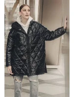 Černá prošívaná dámská oversize bunda s kapucí model 20471205 - Ann Gissy Černá prošívaná dámská oversize bunda s kapucí model 20471205 - Ann Gissy