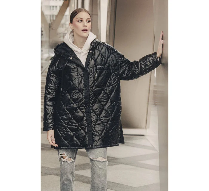 Černá prošívaná dámská oversize bunda s kapucí model 20471205 - Ann Gissy Černá prošívaná dámská oversize bunda s kapucí model 20471205 - Ann Gissy