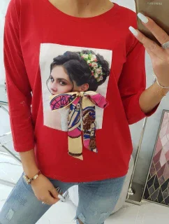 Blúzka s grafickou a farebnou 3D mašľou červená