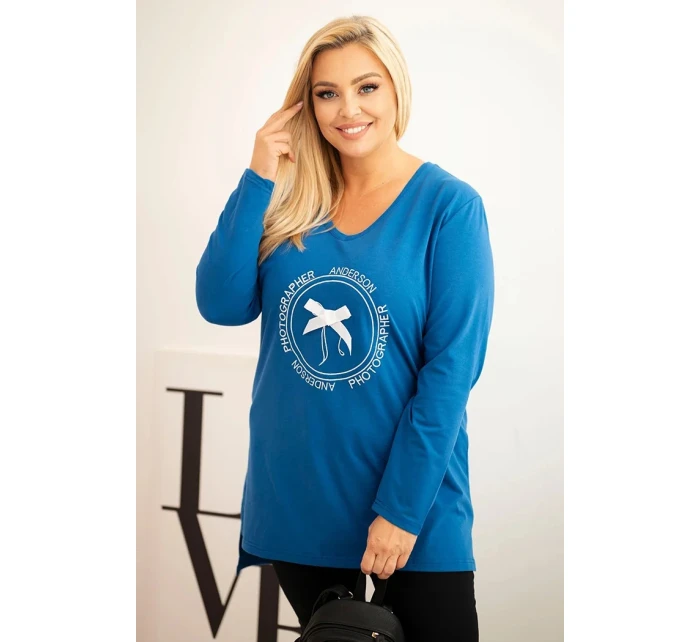 Dámska blúzka s dlhším zadným dielom a striebornou potlačou