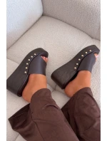 Dámské pantofle na platformě se zlatými sponami hnědé Arionne