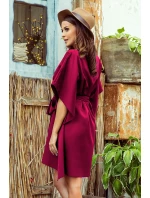 SOFIA Dámské šaty ve vínové bordó barvě se zavazováním v pase model 17355327 - numoco SOFIA Dámské šaty ve vínové bordó barvě se zavazováním v pase model 17355327 - numoco