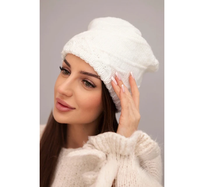 Dámská zimní čepice s ozdobným pletením a střihem bílá model 21878049 - K-Fashion