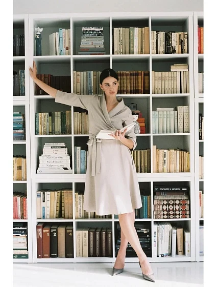 Zavinovací šaty se šálovým límcem model 21253417 béžové - BeWear