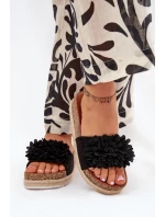 Dámske papuče na platforme s ozdobnými kvetmi - čierne