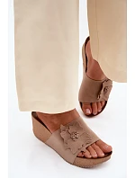 Kožené semišové dámské pantofle na platformě s ozdobným květinovým vzorem model 22125922 Cappuccino - Zazoo