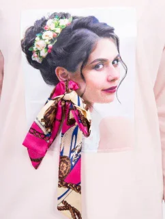 Blúzka s grafickou a farebnou 3D mašľou púdrovo ružová