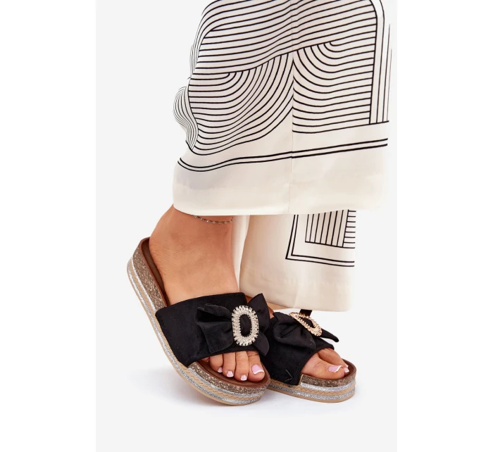 Klapki Damskie Na Platformie Z Kokardką I Ozdobną Broszką Czarne Lenela Klapki Damskie Na Platformie Z Kokardką I Ozdobną Broszką Czarne Lenela