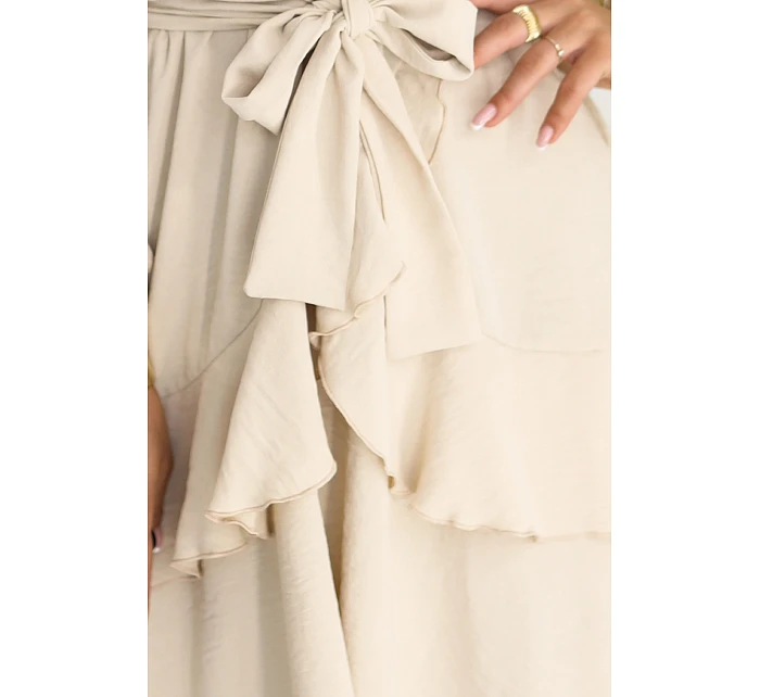 model 22102276 Smyslné mini šaty s obálkovým výstřihem béžové - numoco