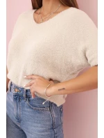 Dámsky sveter s mäkkou kožušinou a krátkymi rukávmi do V béžovej farby