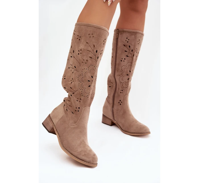 Ažurové dámské kozačky na klínu béžové Helinna Ažurové dámské kozačky na klínu béžové Helinna